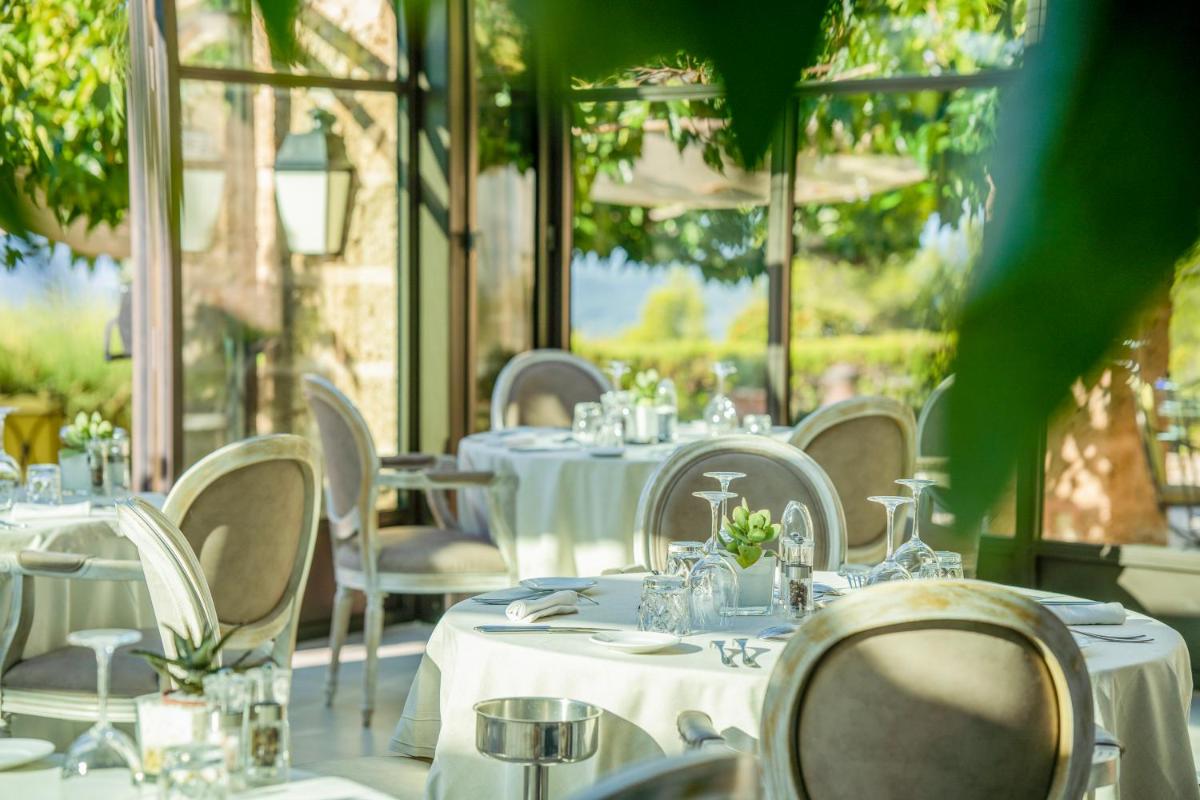 Restaurant ou autre lieu de restauration dans l'établissement La Bastide De Tourtour Hotel & Spa