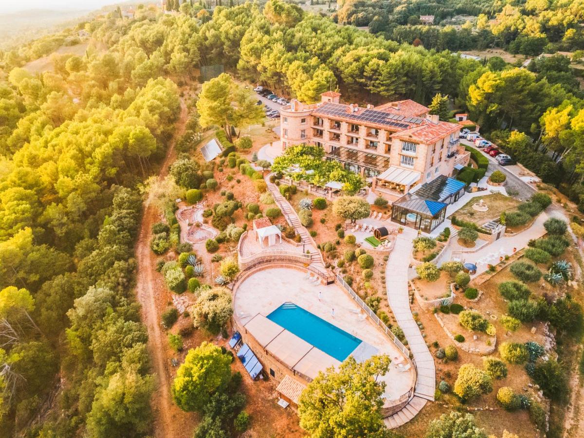 Piscine de l'établissement La Bastide De Tourtour Hotel & Spa ou située à proximité