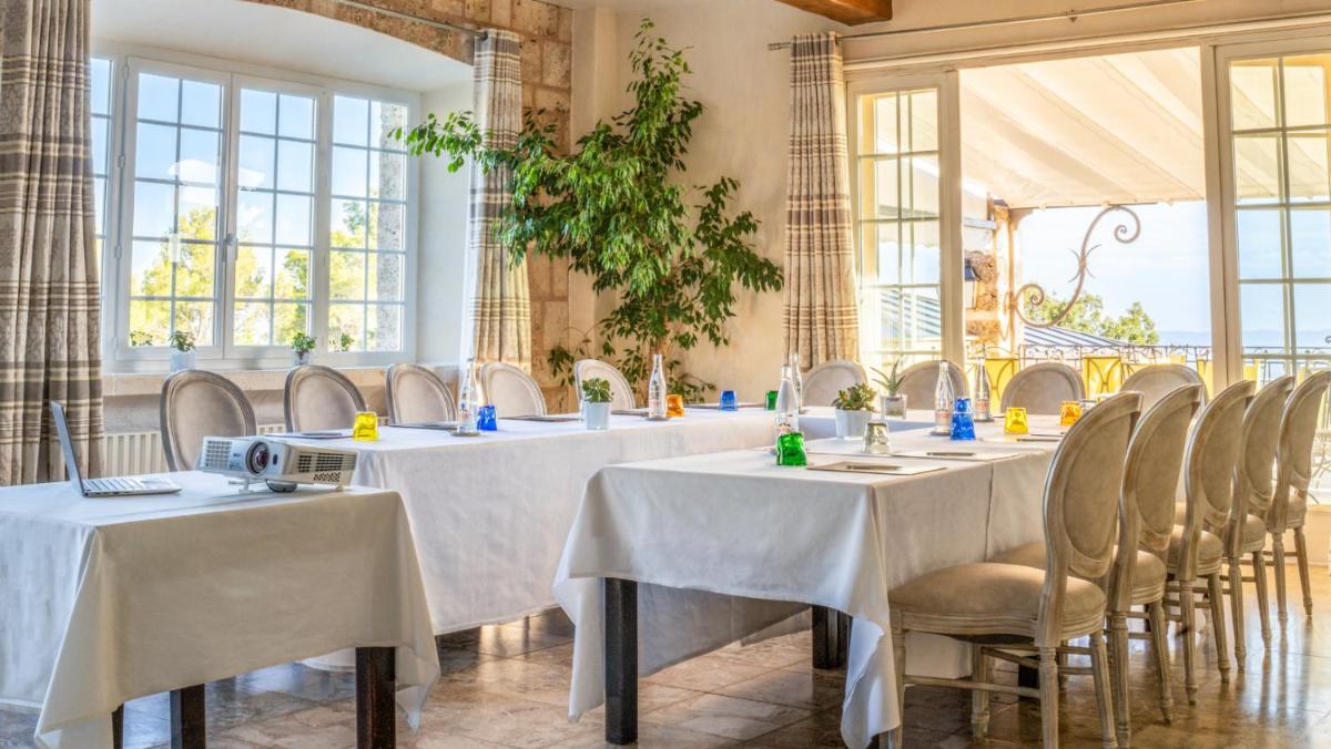Restaurant ou autre lieu de restauration dans l'établissement La Bastide De Tourtour Hotel & Spa