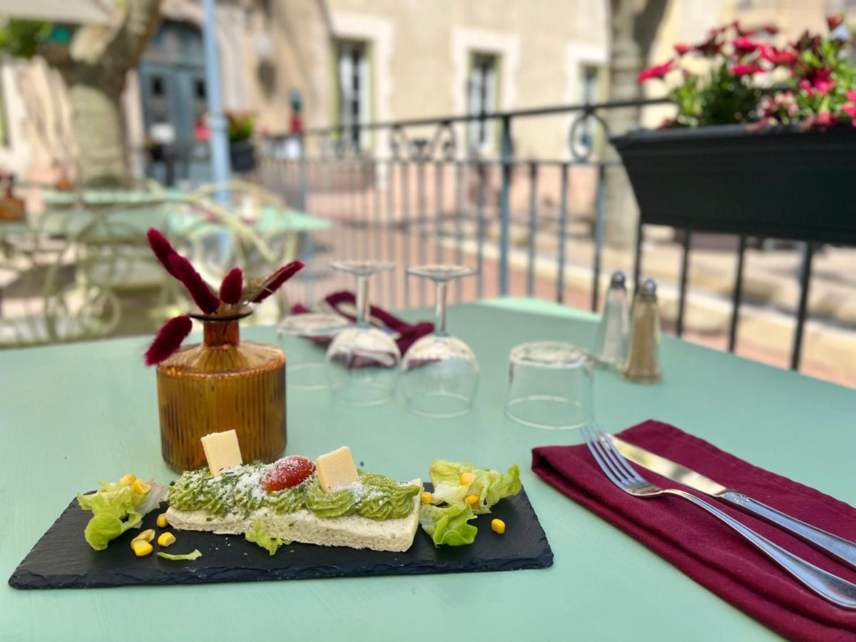 une table avec une assiette de nourriture sur une table dans l'établissement Logis Hotel restaurant des Thermes, à Lamalou-les-Bains