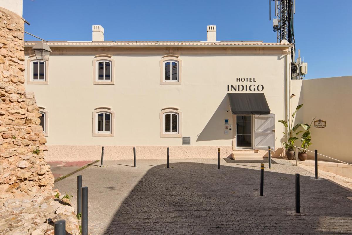 um grande edifício branco com uma placa que diz hotel indigo em Hotel Indigo Albufeira by IHG em Albufeira