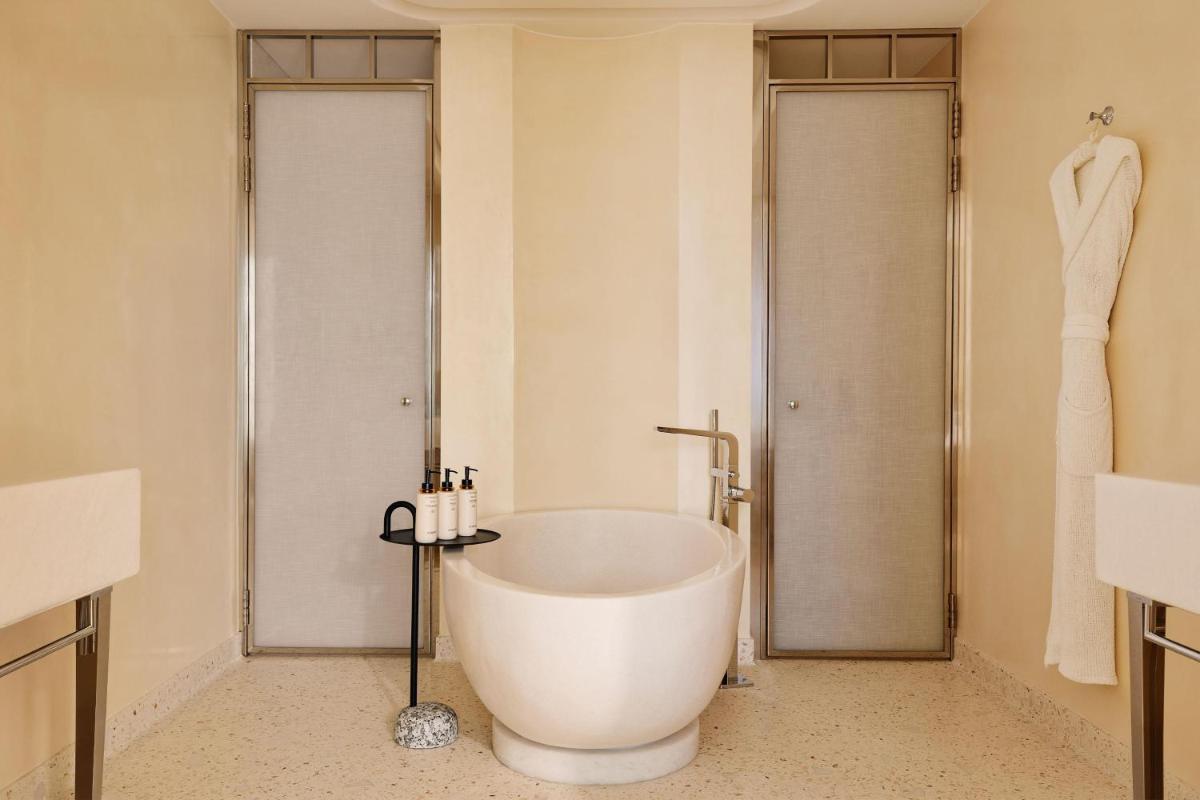 Salle de bains dans l'établissement The Maybourne Riviera, Maybourne