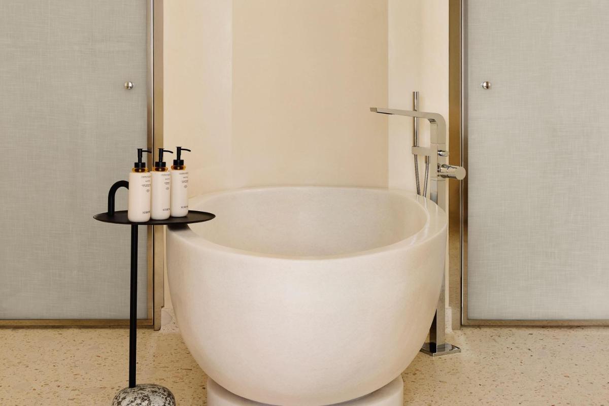 Salle de bains dans l'établissement The Maybourne Riviera, Maybourne