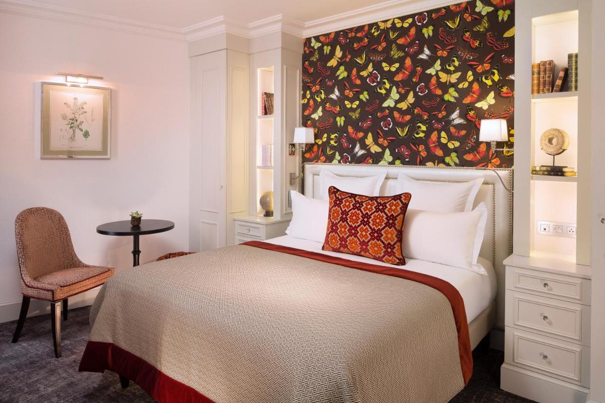 une chambre avec un grand lit avec un tableau au mur dans l'établissement Hotel Monge, à Paris