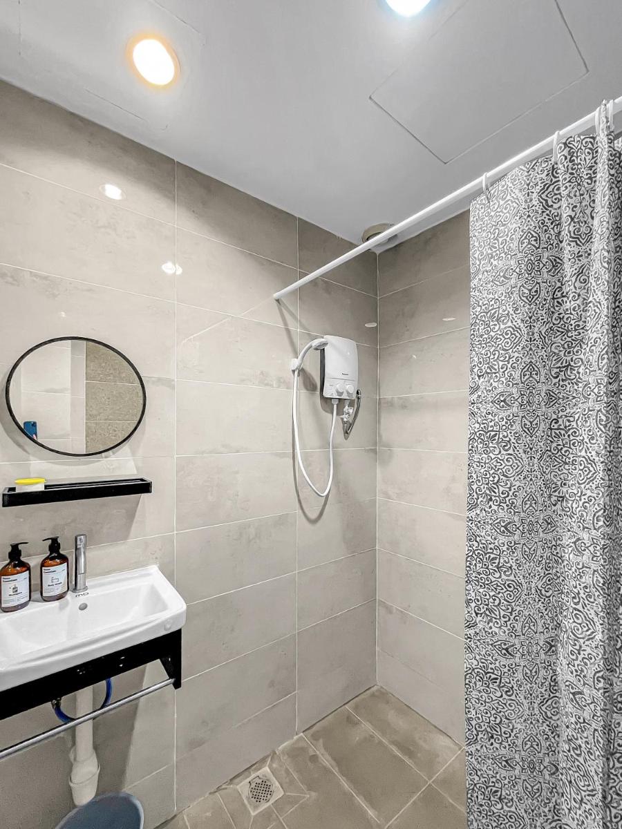 1 Bedroom Apartment, Melaka CBD Town Center- Hosted by Private Locals Resident, Balcony With City Skyline View or Seaview, Opposite Malls, TV BOX, 5 minutes to Jonker Street, - Hizvo