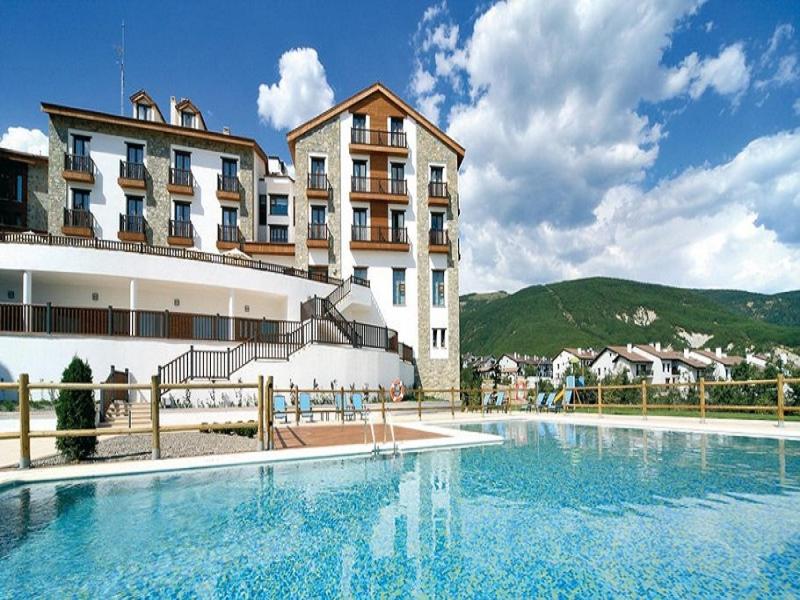una gran piscina frente a un edificio en Hotel & Spa Real Badaguás Jaca, en Badaguás