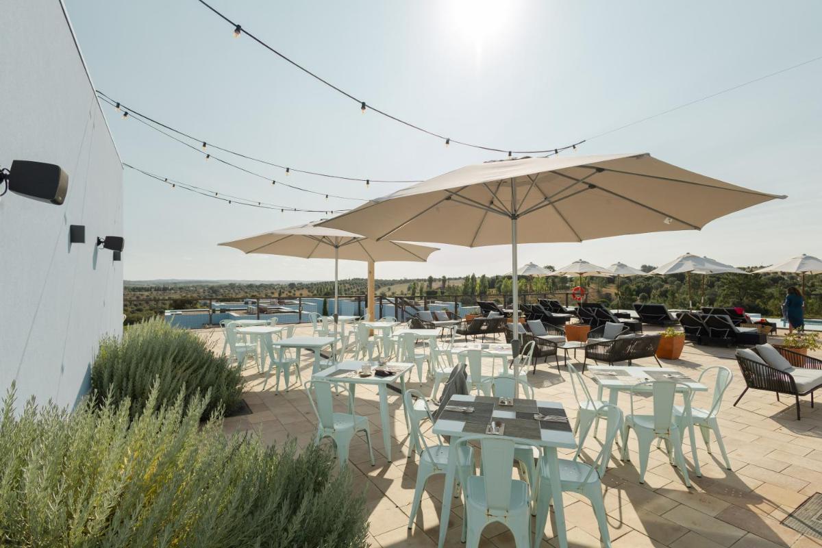 Um restaurante ou outro lugar para comer em Sleep & Nature Hotel