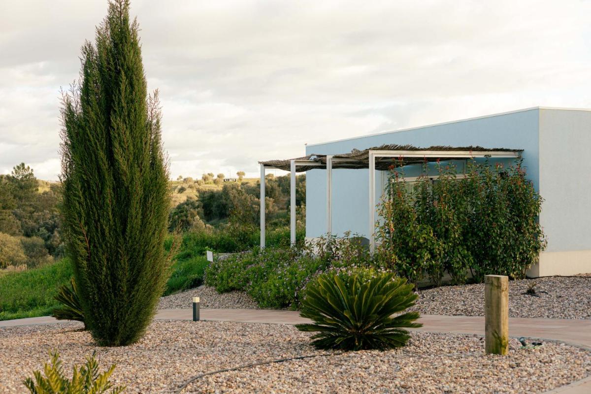 Um jardim no exterior de Sleep & Nature Hotel
