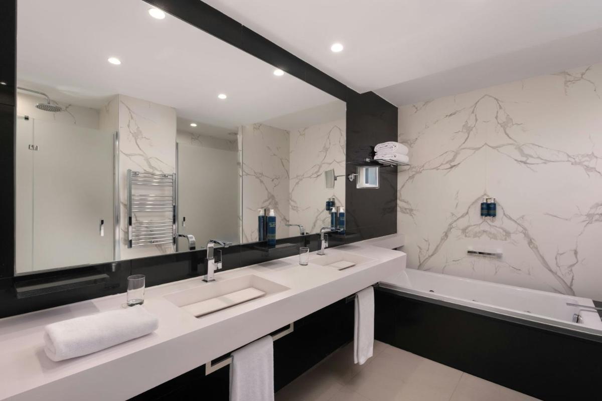 Un baño de Four Points by Sheraton Costa Blanca Resort