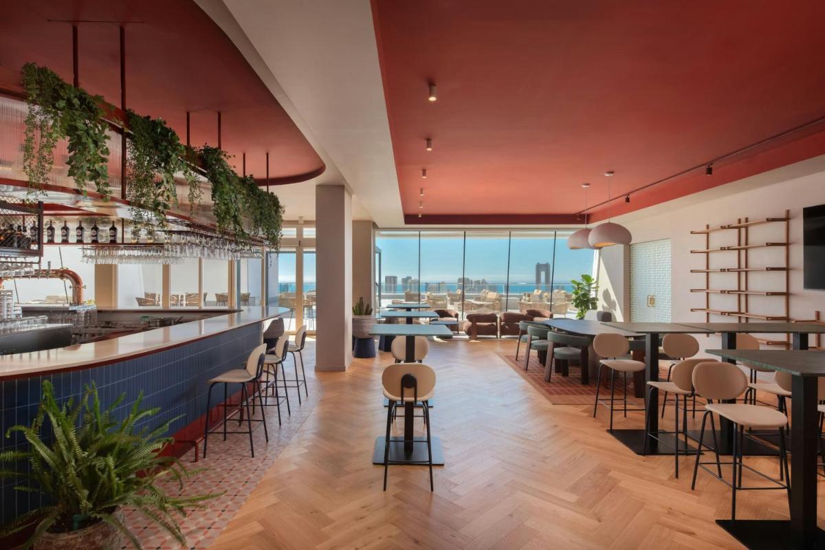 Un restaurante o sitio para comer en Four Points by Sheraton Costa Blanca Resort