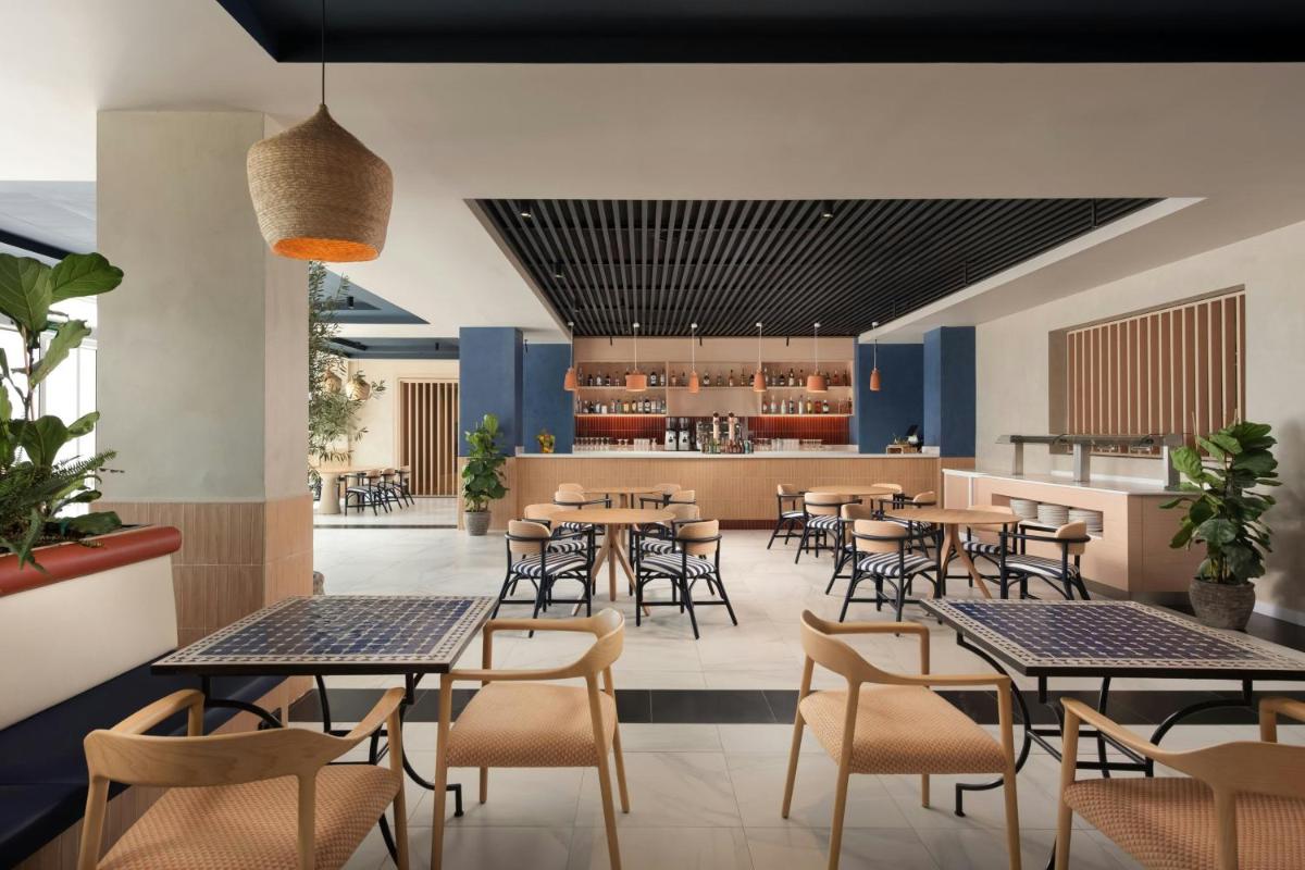 Un restaurante o sitio para comer en Four Points by Sheraton Costa Blanca Resort