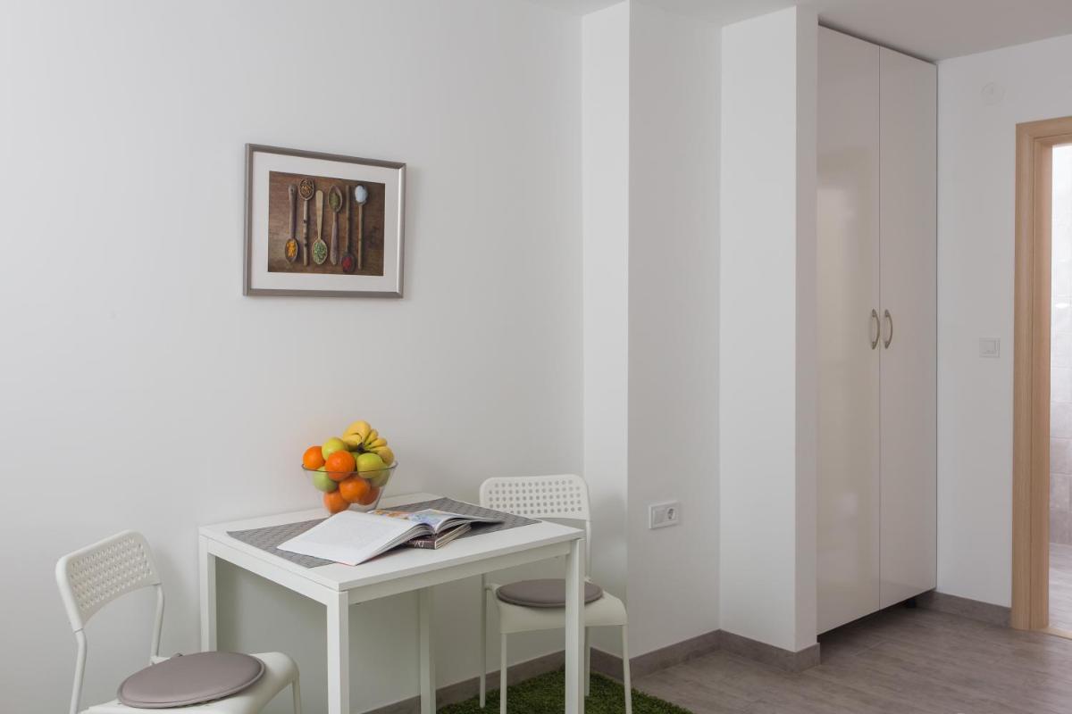 Guest House Eight Roses - Housity