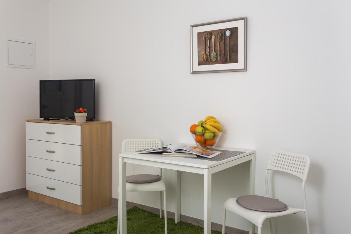 Guest House Eight Roses - Housity