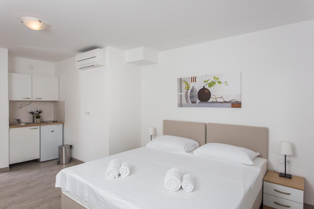 Guest House Eight Roses - Housity