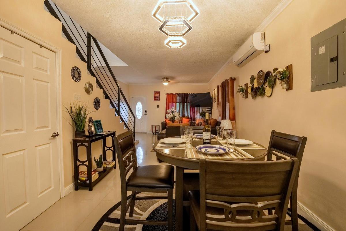 5 Min from Dunn River Fall 2 Bedroom Townhome Pool Balcony - Housity