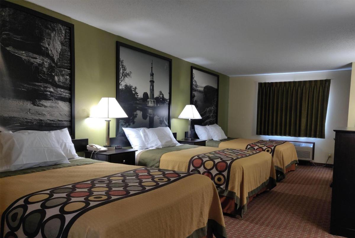 Super 8 by Wyndham DeKalb IL - Housity