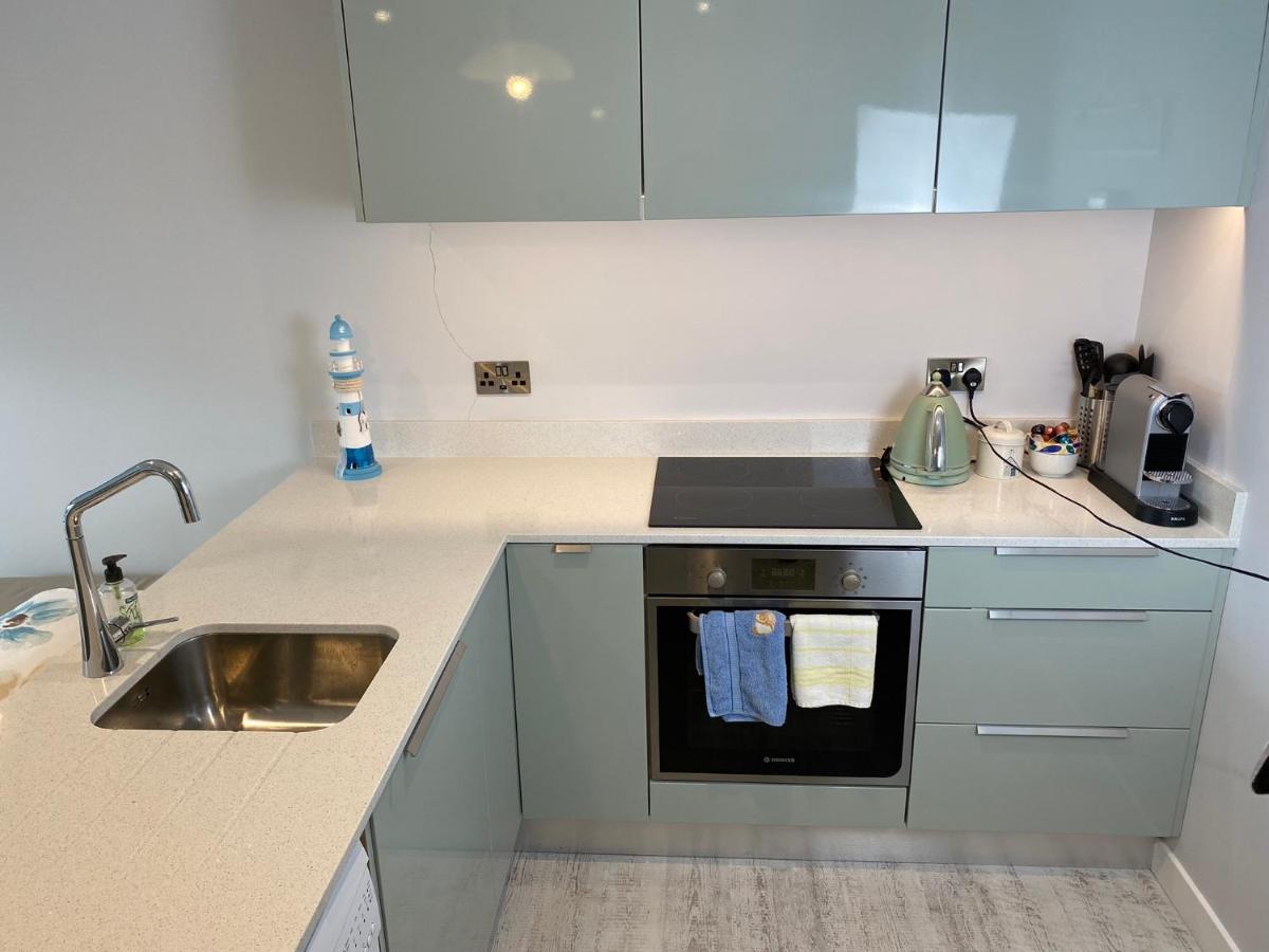 The North Cove, 20m to the Sea, Modern Studio Apartment - Housity