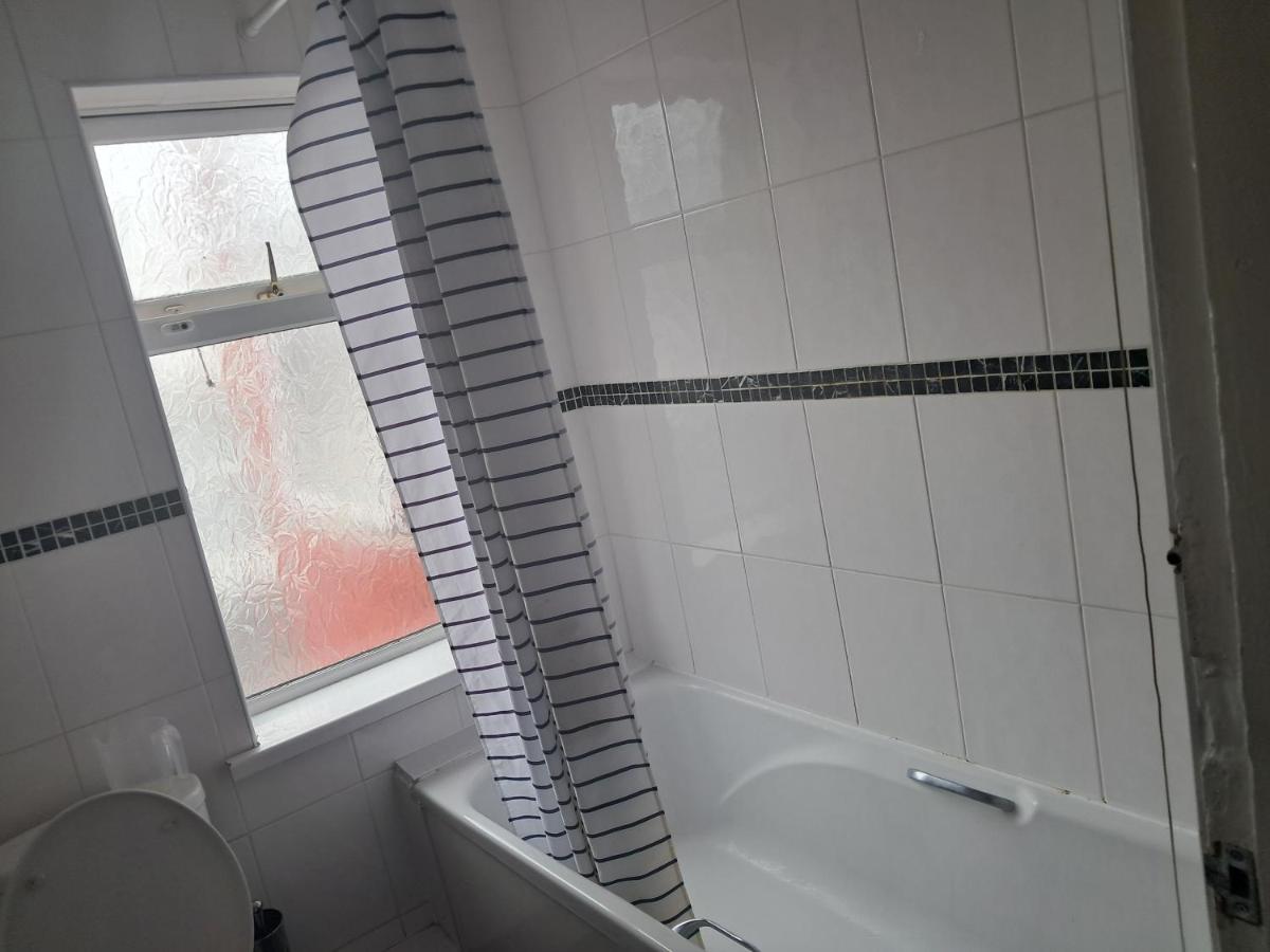 Smethwick Birmingham Cosy Spacious Bedroom - Free WiFi & Parking - Housity