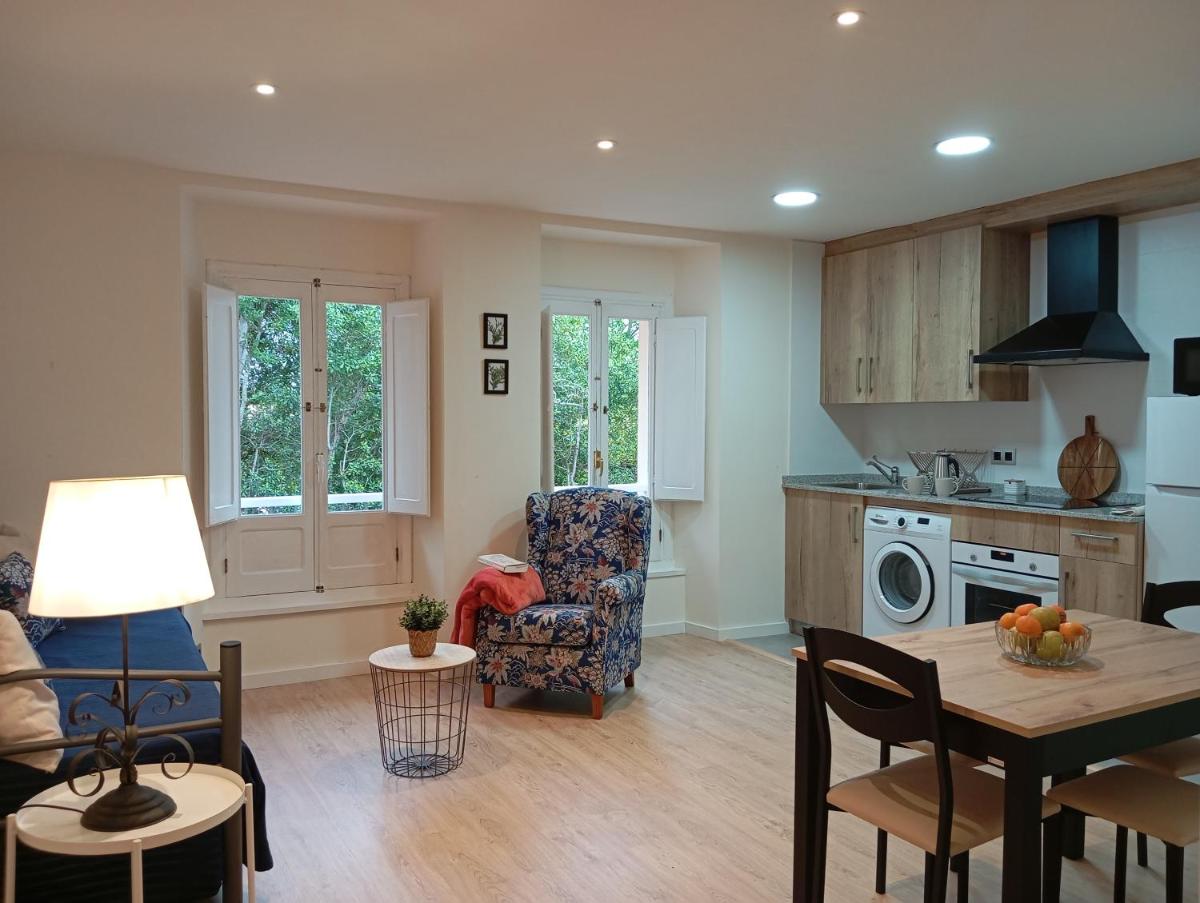 Hotel Alvaro frente Palacio-Museo Selgas - Housity