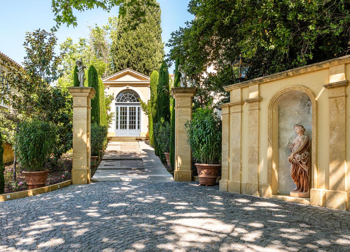 une allée menant à une maison avec une statue dans l'établissement Villa Gallici Hôtel & Spa, à Aix-en-Provence