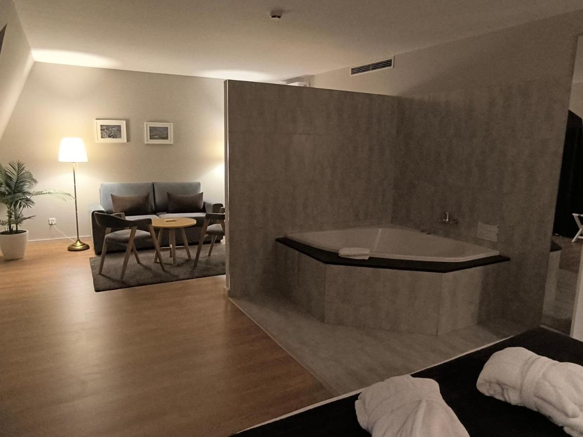 Uma casa de banho em Douro Marina Hotel & SPA