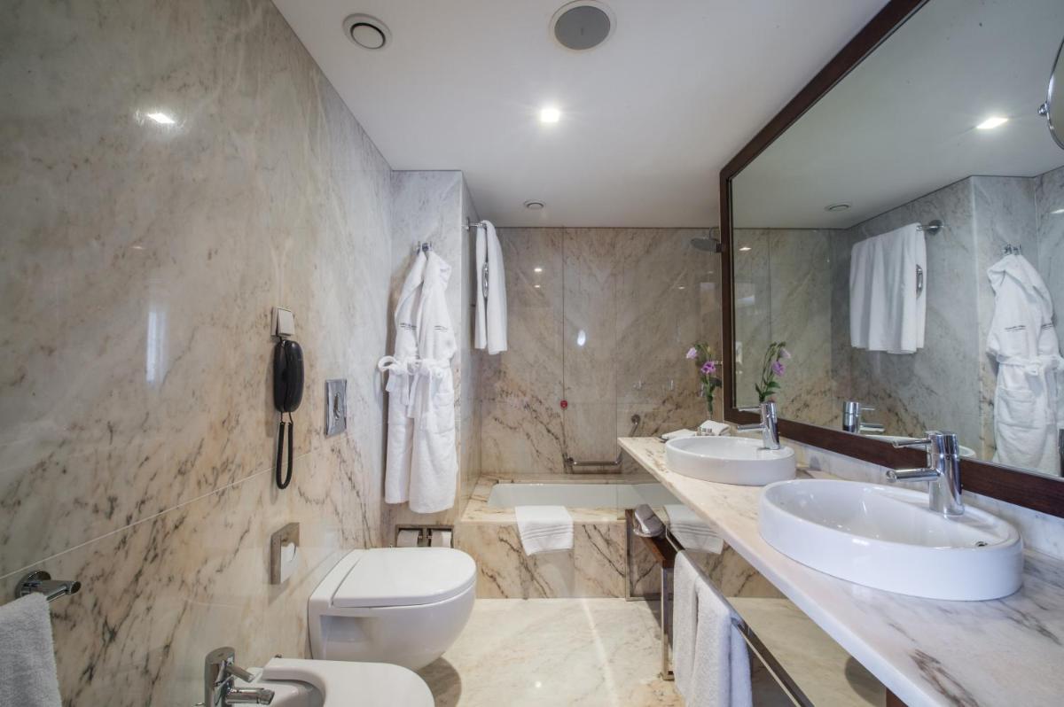 Uma casa de banho em Porto Palácio Hotel by The Editory