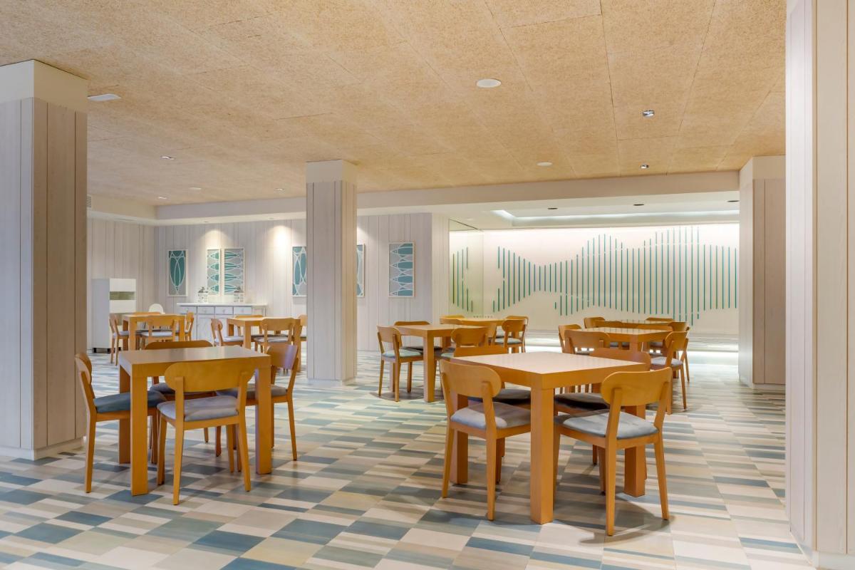 Un restaurante o sitio para comer en Royal Oasis Club at Pueblo Quinta