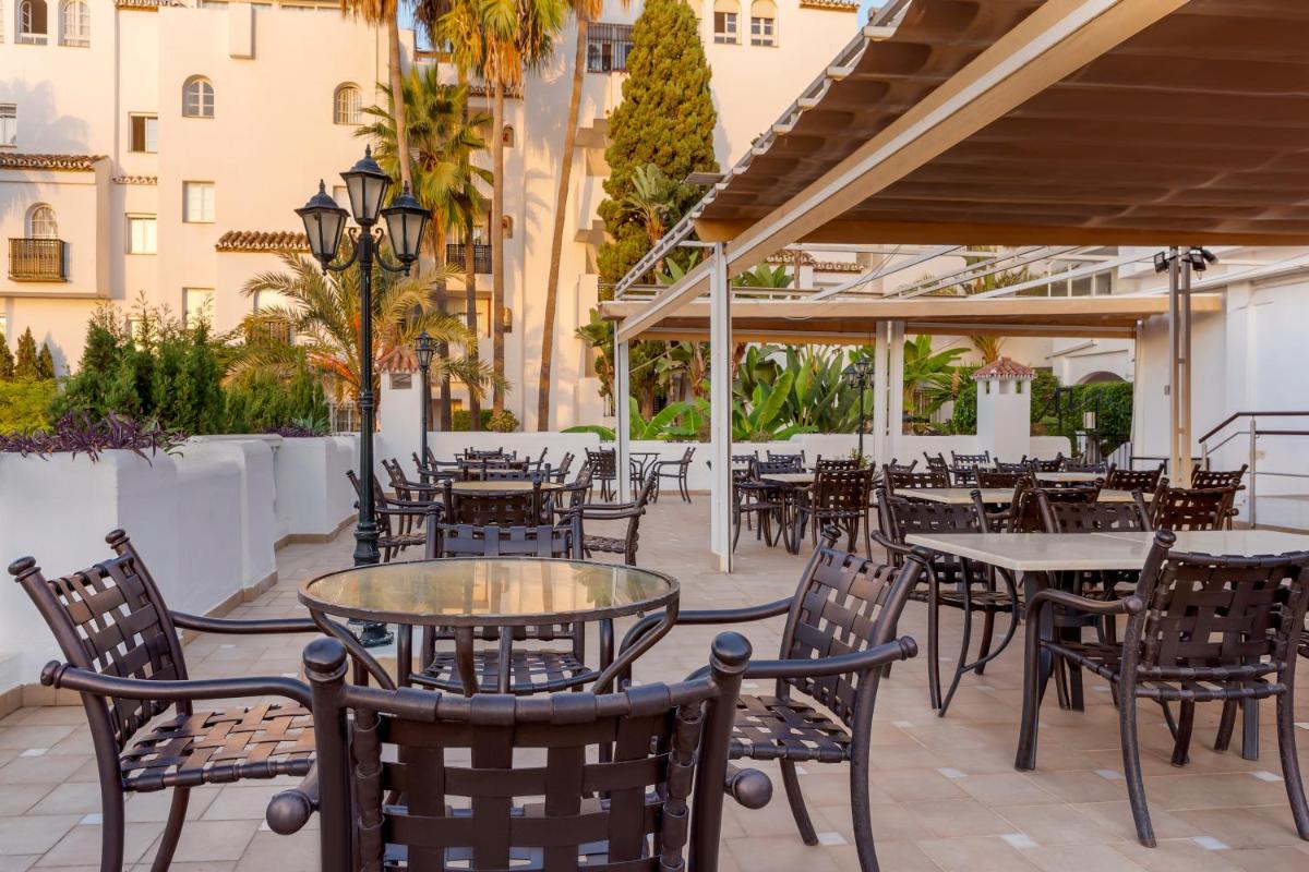 Un restaurante o sitio para comer en Royal Oasis Club at Pueblo Quinta