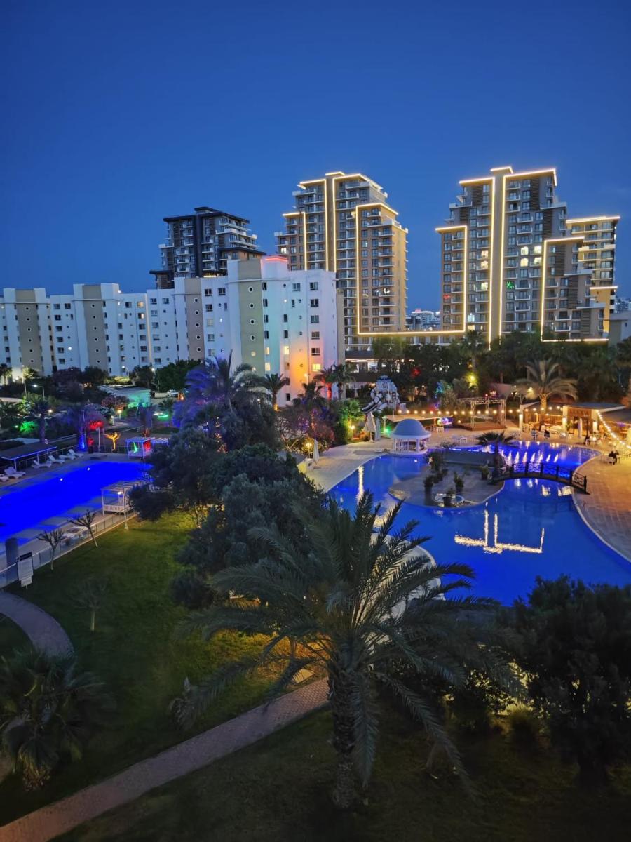 Modern Studio with Pool View - Housity