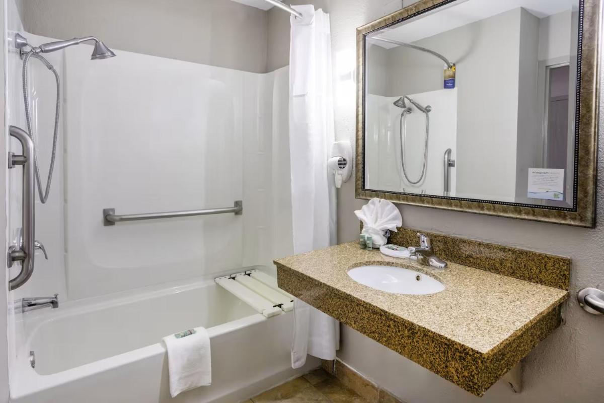 Baymont by Wyndham La Vergne Nashville I-24 East - Housity
