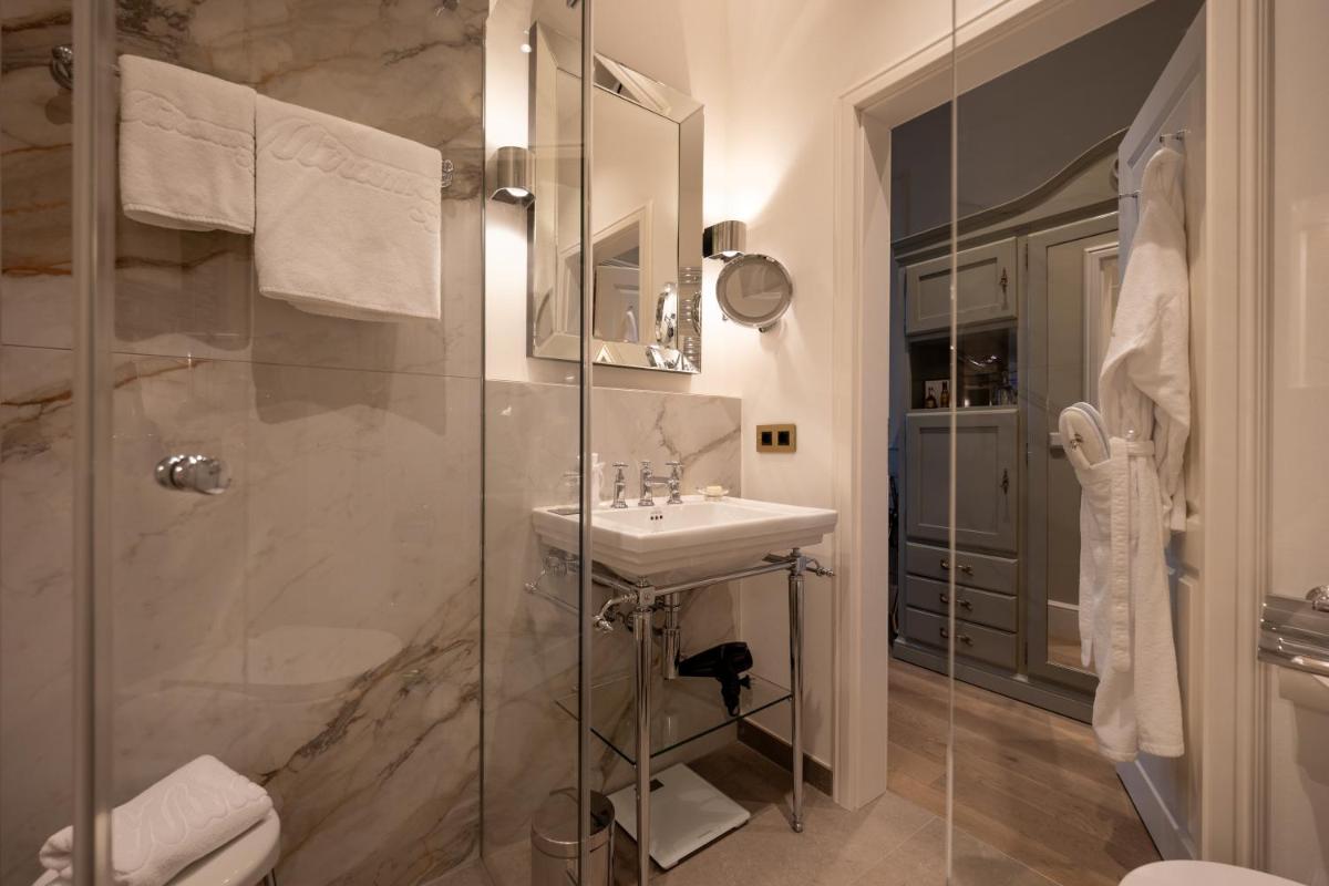 ein Badezimmer mit Waschbecken und Dusche in der Unterkunft Hotel Miramar in Westerland ein Badezimmer mit Waschbecken und Dusche in der Unterkunft Hotel Miramar in Westerland