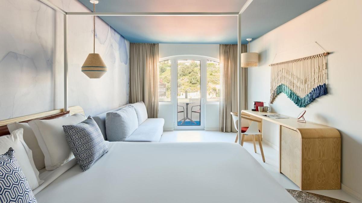 Uma área de estar em Hotel Indigo Albufeira by IHG
