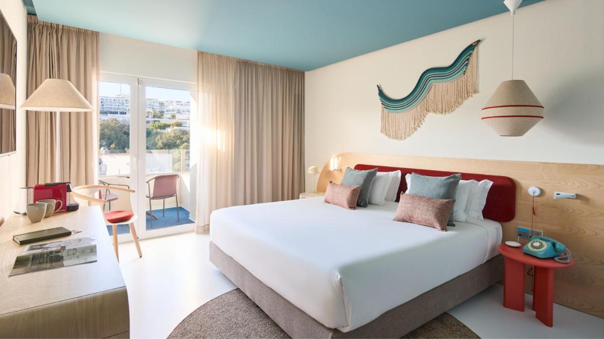Uma cama ou camas num quarto em Hotel Indigo Albufeira by IHG