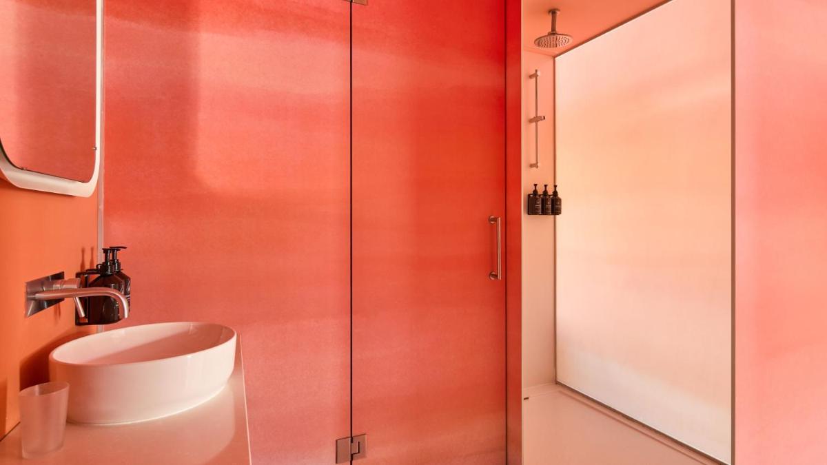 Uma casa de banho em Hotel Indigo Albufeira by IHG