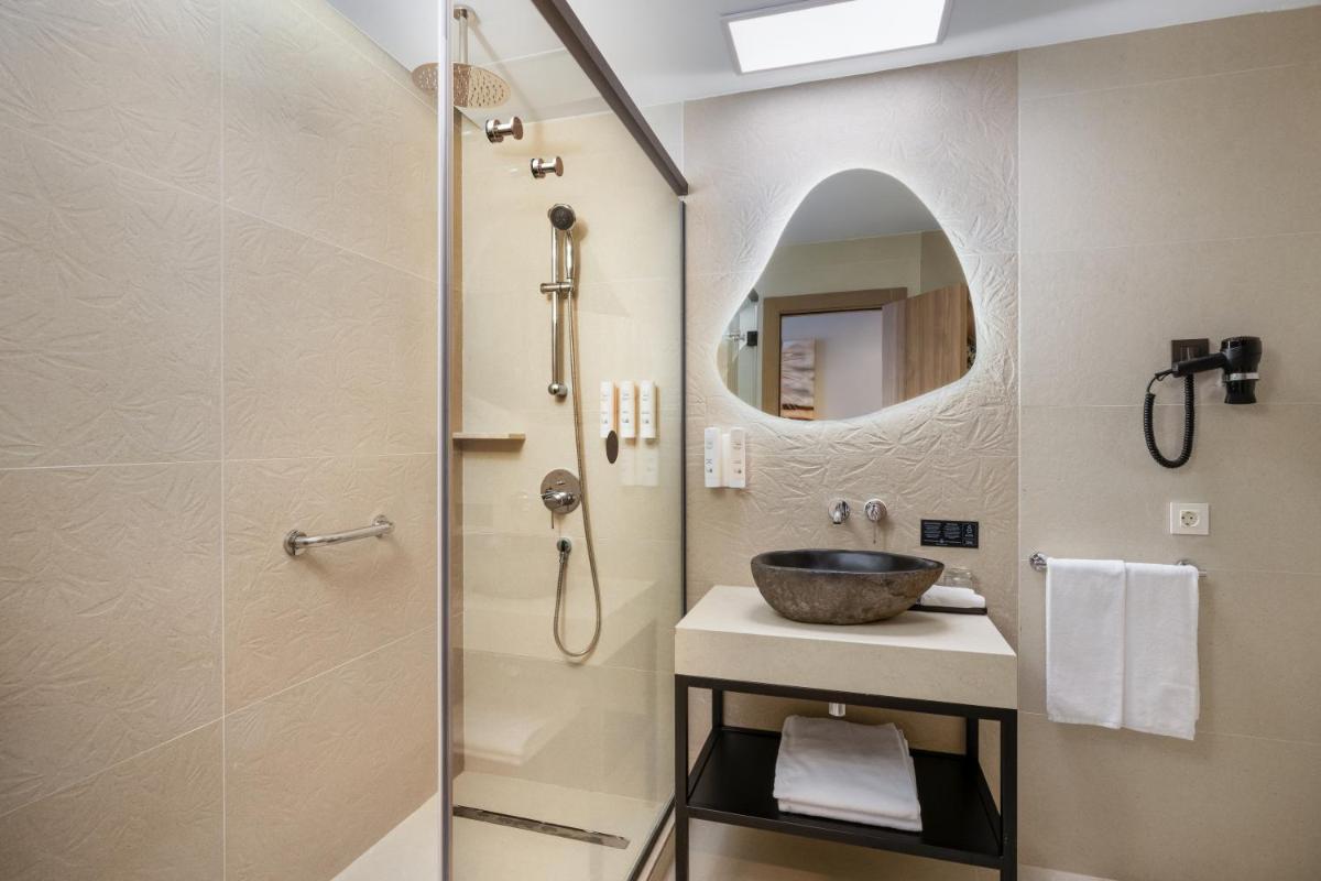 Un baño de Hotel Riu Palace La Mola