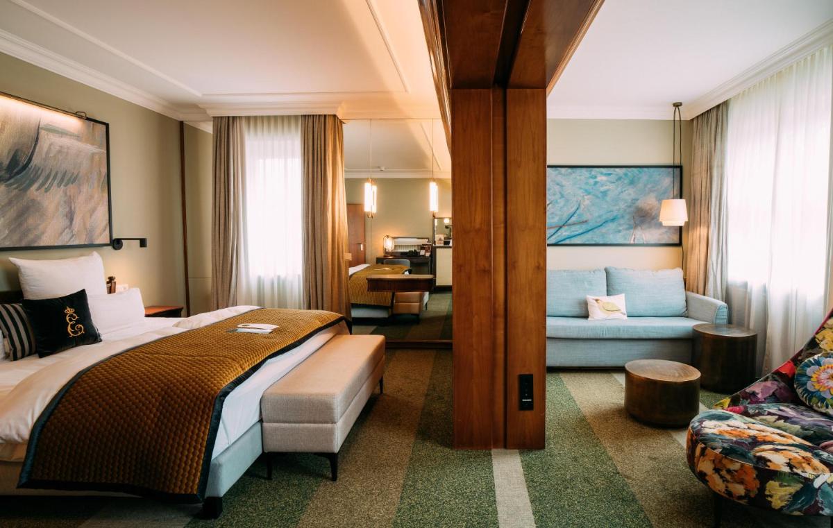 Ein Bett oder Betten in einem Zimmer der Unterkunft Hotel Erbprinz - Gourmet & Spa