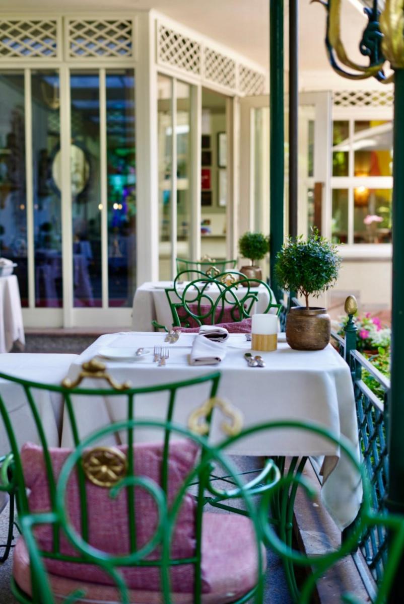 Ein Restaurant oder anderes Speiselokal in der Unterkunft Hotel Erbprinz - Gourmet & Spa