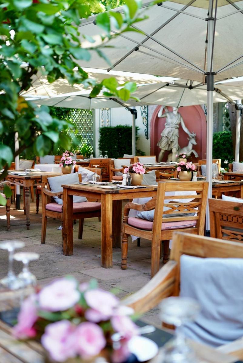 Ein Restaurant oder anderes Speiselokal in der Unterkunft Hotel Erbprinz - Gourmet & Spa