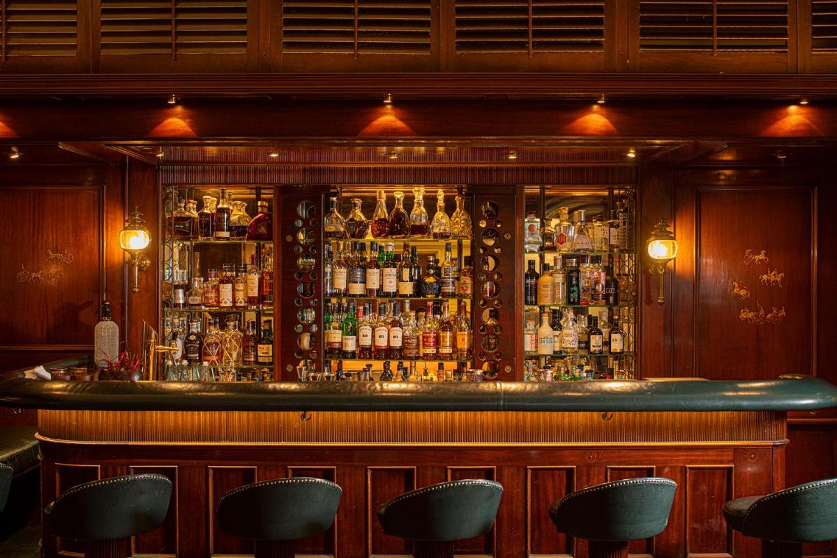 Lounge oder Bar in der Unterkunft Hotel Erbprinz - Gourmet & Spa