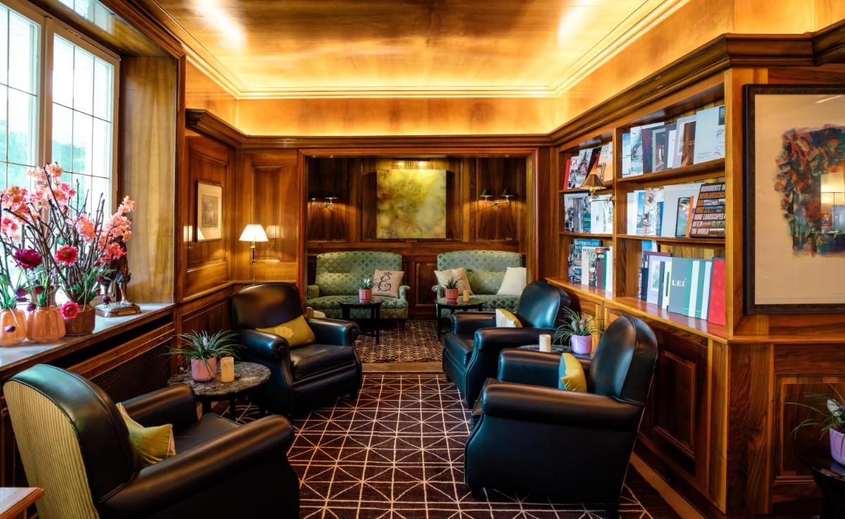 Ein Sitzbereich in der Unterkunft Hotel Erbprinz - Gourmet & Spa