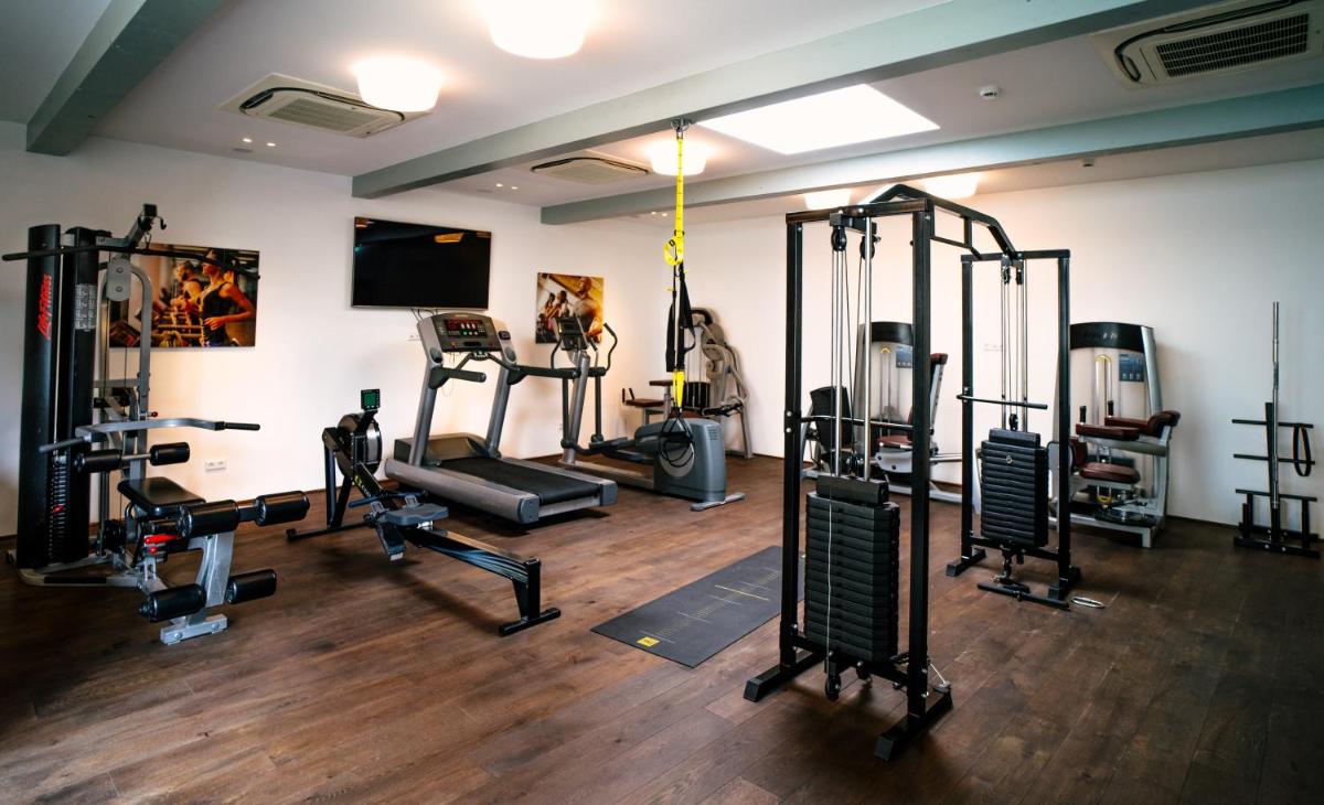 Das Fitnesscenter und/oder die Fitnesseinrichtungen in der Unterkunft Hotel Erbprinz - Gourmet & Spa