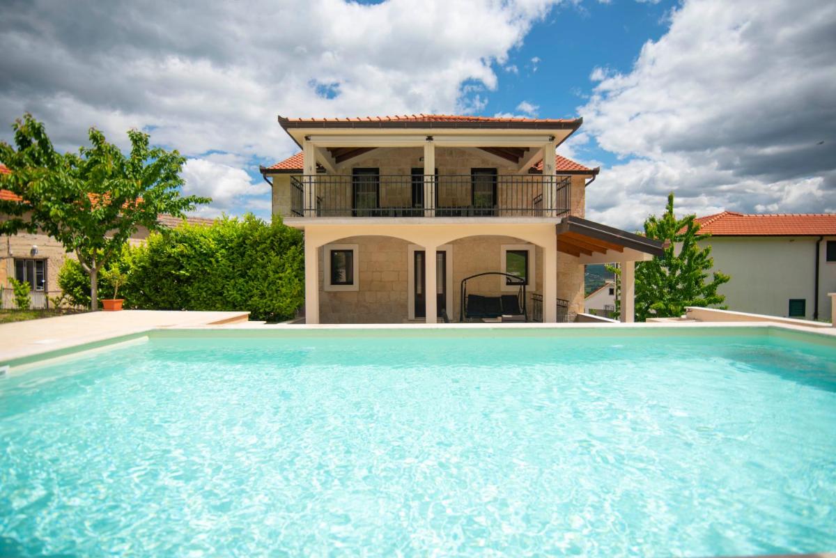 Stone house with 4 bedrooms and beautiful view - Housity