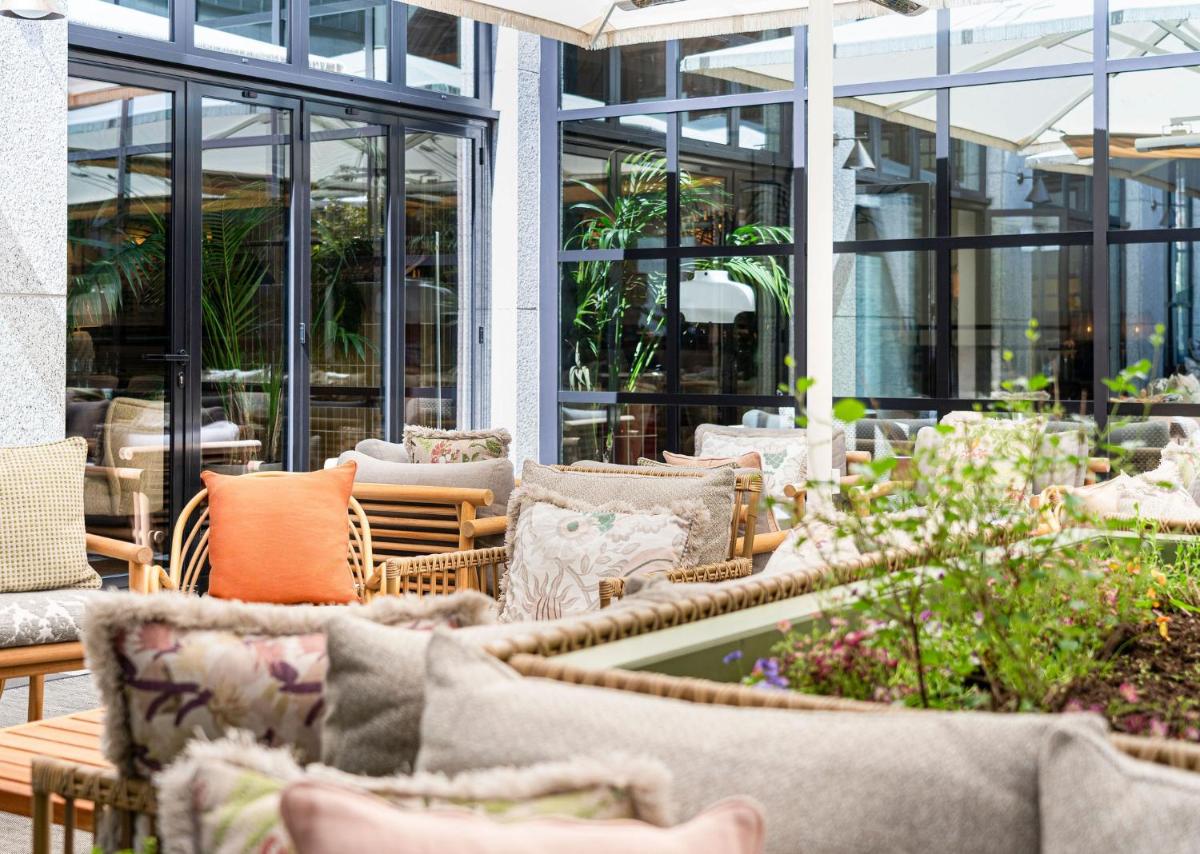 Ein Sitzbereich in der Unterkunft Brunfels Hotel, in the Unbound Collection by Hyatt