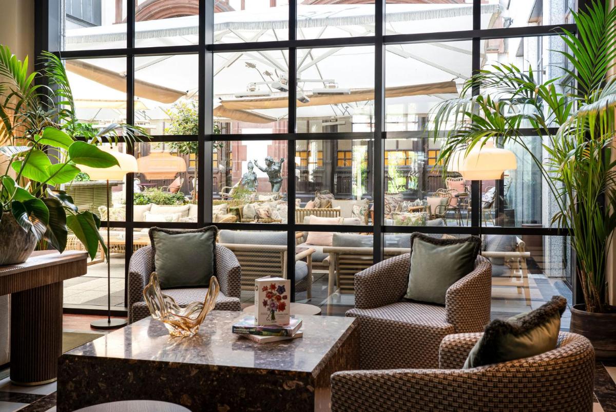 Ein Sitzbereich in der Unterkunft Brunfels Hotel, in the Unbound Collection by Hyatt