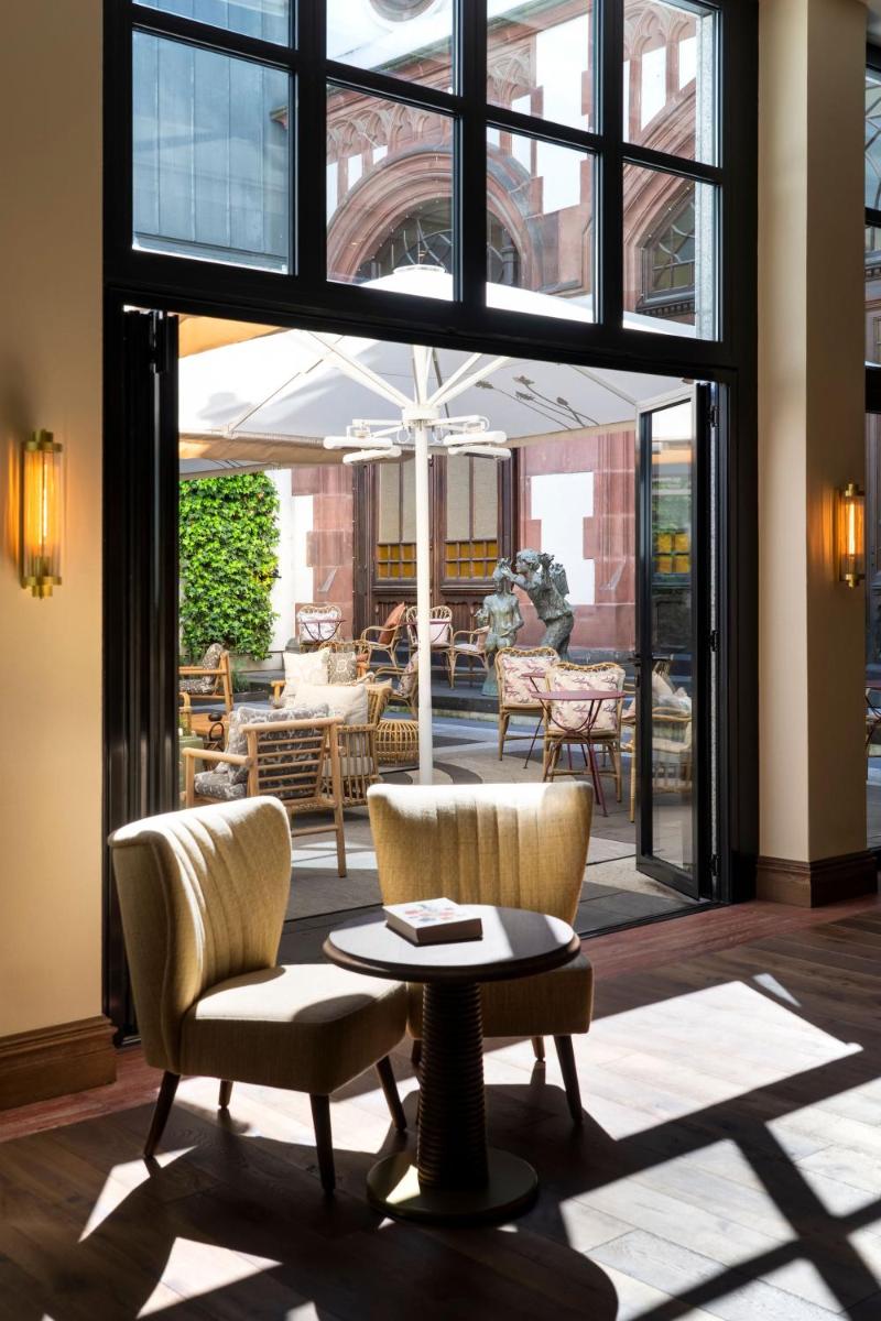 Ein Sitzbereich in der Unterkunft Brunfels Hotel, in the Unbound Collection by Hyatt