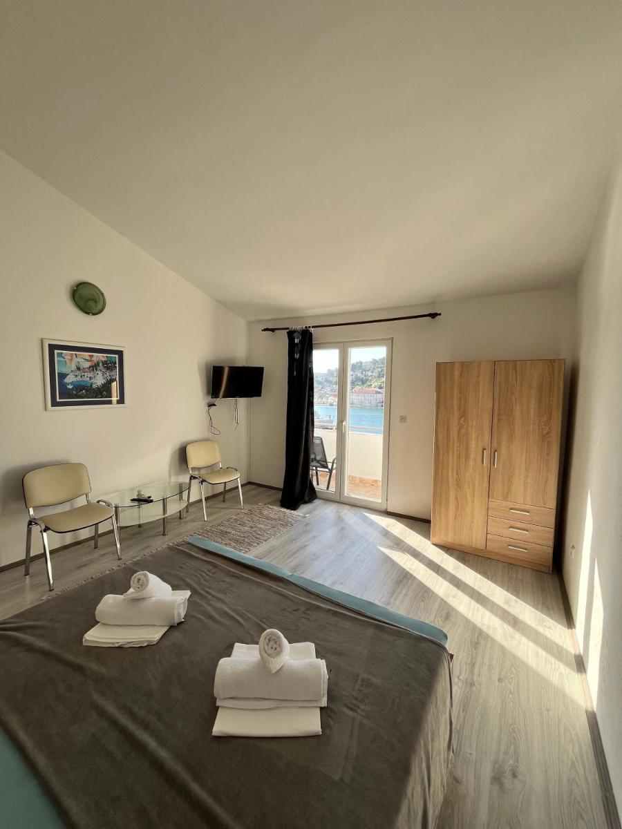 Apartments Peronja Jelsa Seafront - Housity