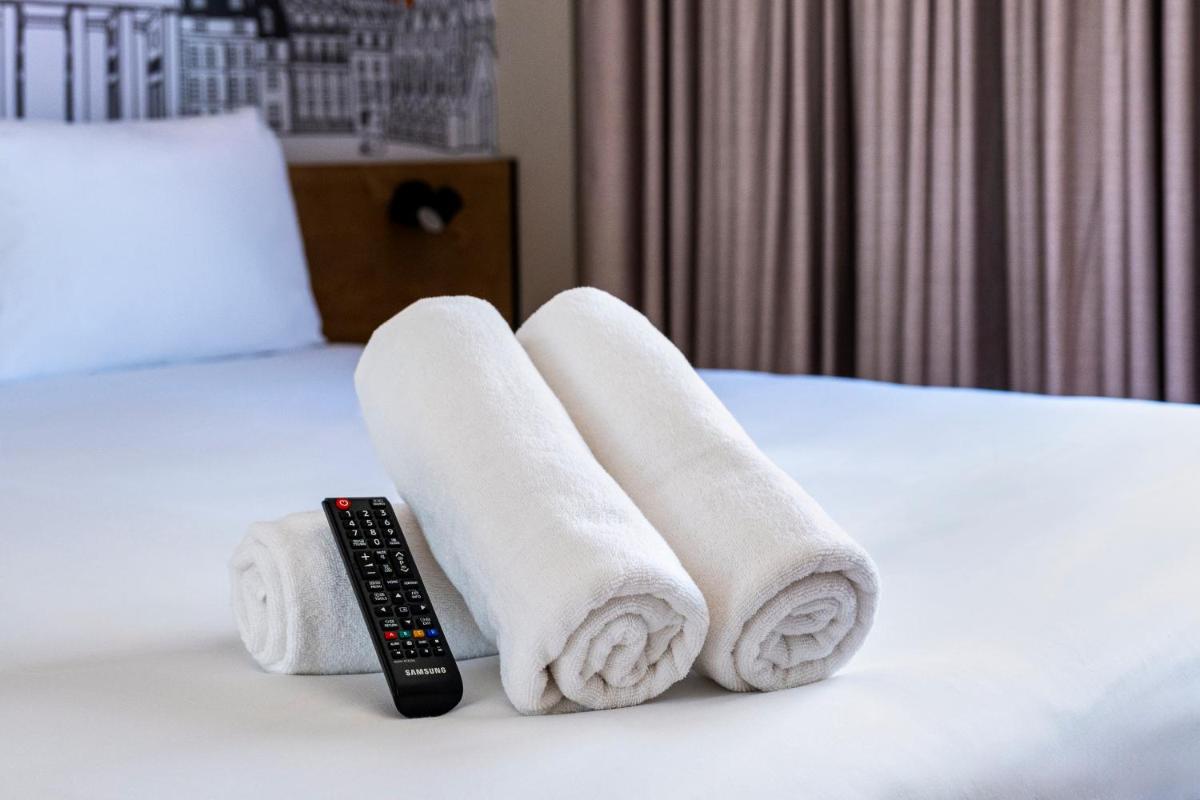 easyHotel Barcelona La Sagrera - Housity