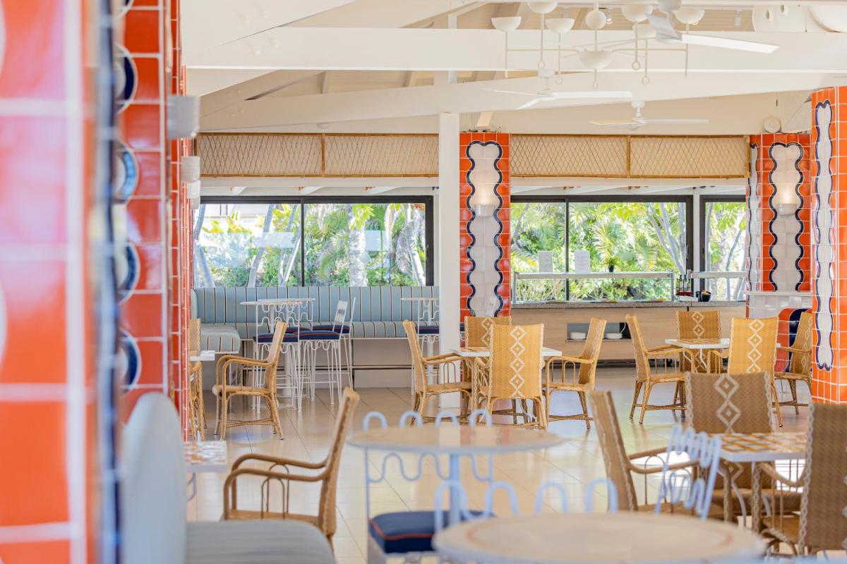 Un restaurante o sitio para comer en Impressive Playa Granada Golf