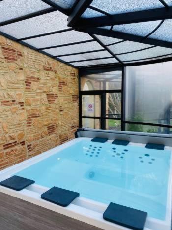 Piscine de l'établissement Clos La Boëtie & Spa ou située à proximité