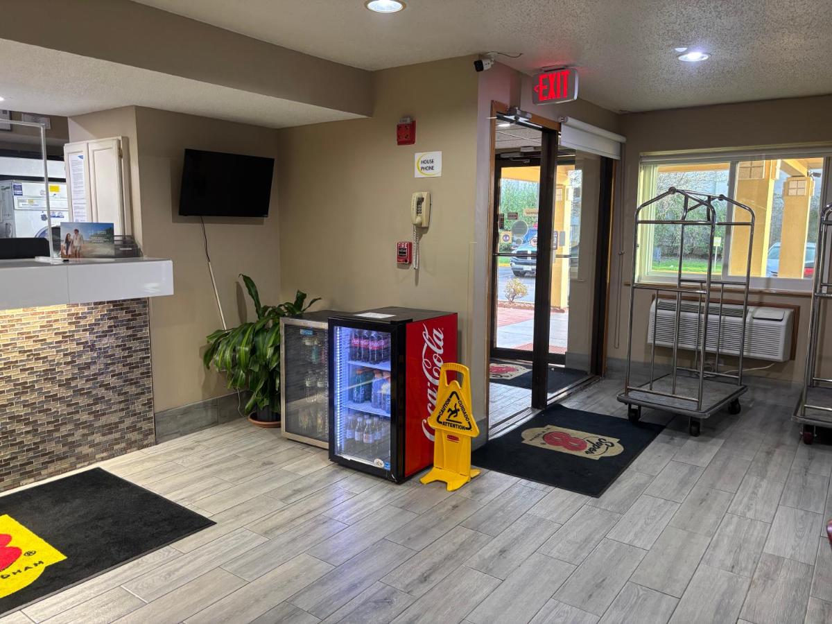 Super 8 by Wyndham Mundelein/Libertyville Area - Housity